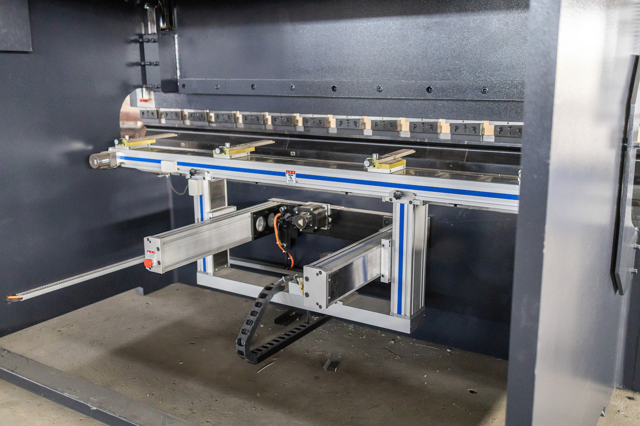 100t Hydraulic Cnc Brake Press Crowning Cnc Press Brake Delem 100t हाइड्रोलिक सीएनसी ब्रेक प्रेस क्राउनिंग सीएनसी प्रेस ब्रेक डेलेम