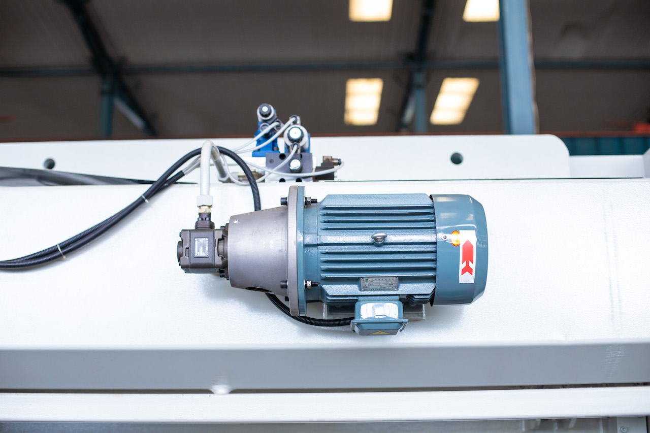 100t Hydraulic Cnc Brake Press Crowning Cnc Press Brake Delem 100t हाइड्रोलिक सीएनसी ब्रेक प्रेस क्राउनिंग सीएनसी प्रेस ब्रेक डेलेम