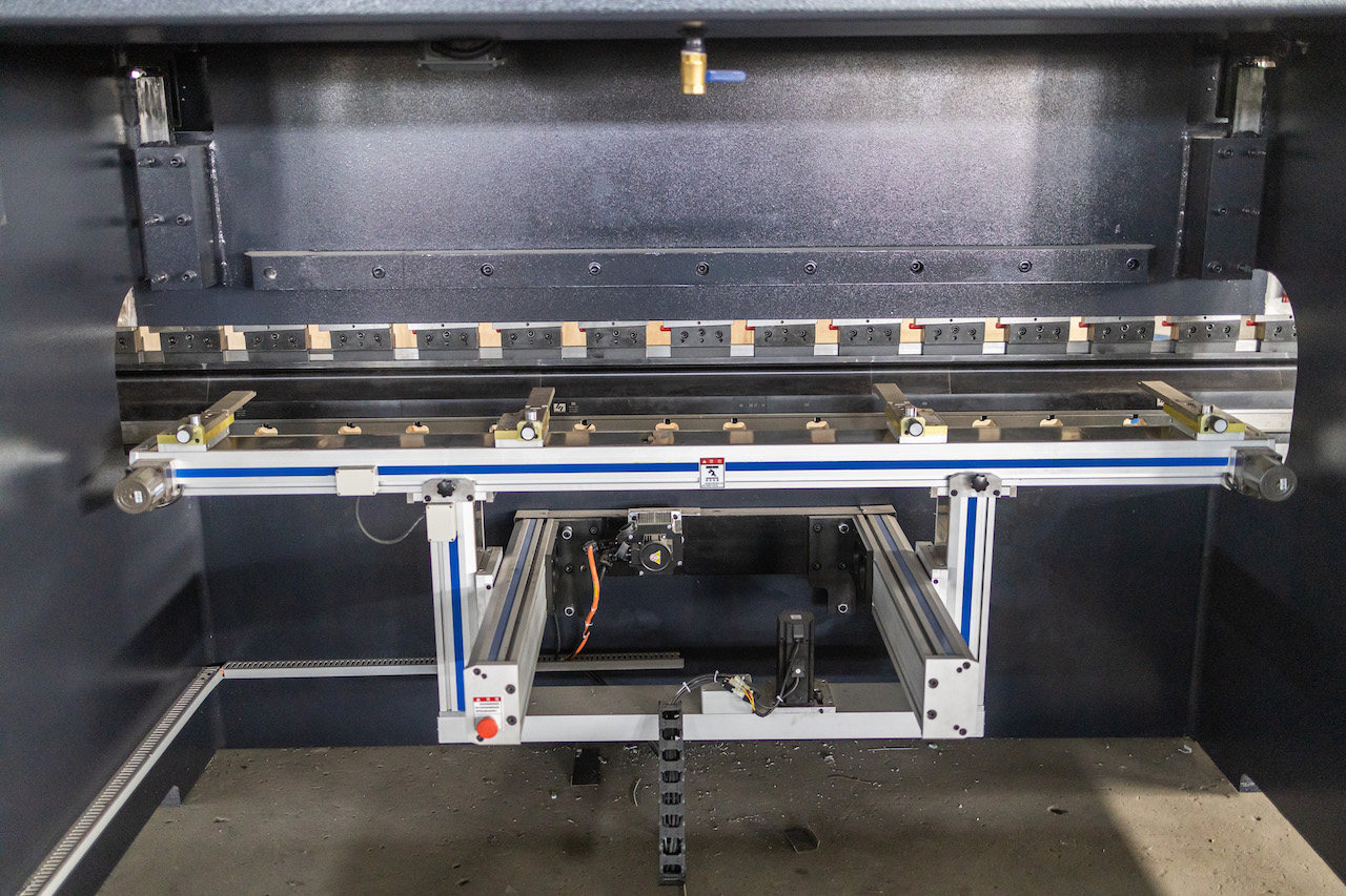 100t Hydraulic Cnc Brake Press Crowning Cnc Press Brake Delem 100t हाइड्रोलिक सीएनसी ब्रेक प्रेस क्राउनिंग सीएनसी प्रेस ब्रेक डेलेम