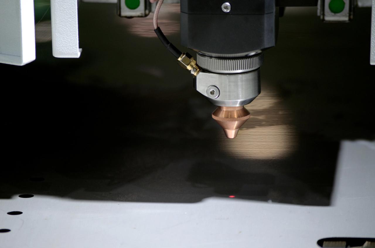 1500*3000mm 500w Racuys Or Ipg Fiber Laser Cutting Machine 1500*3000mm 500w Racuys या Ipg फाइबर लेजर काटने की मशीन