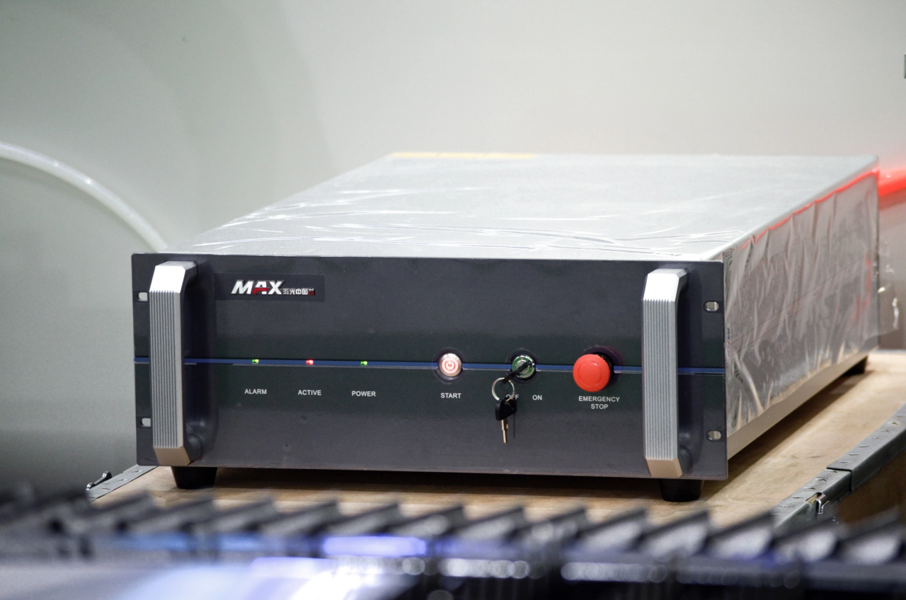 1500*3000mm 500w Racuys Or Ipg Fiber Laser Cutting Machine 1500*3000mm 500w Racuys या Ipg फाइबर लेजर काटने की मशीन