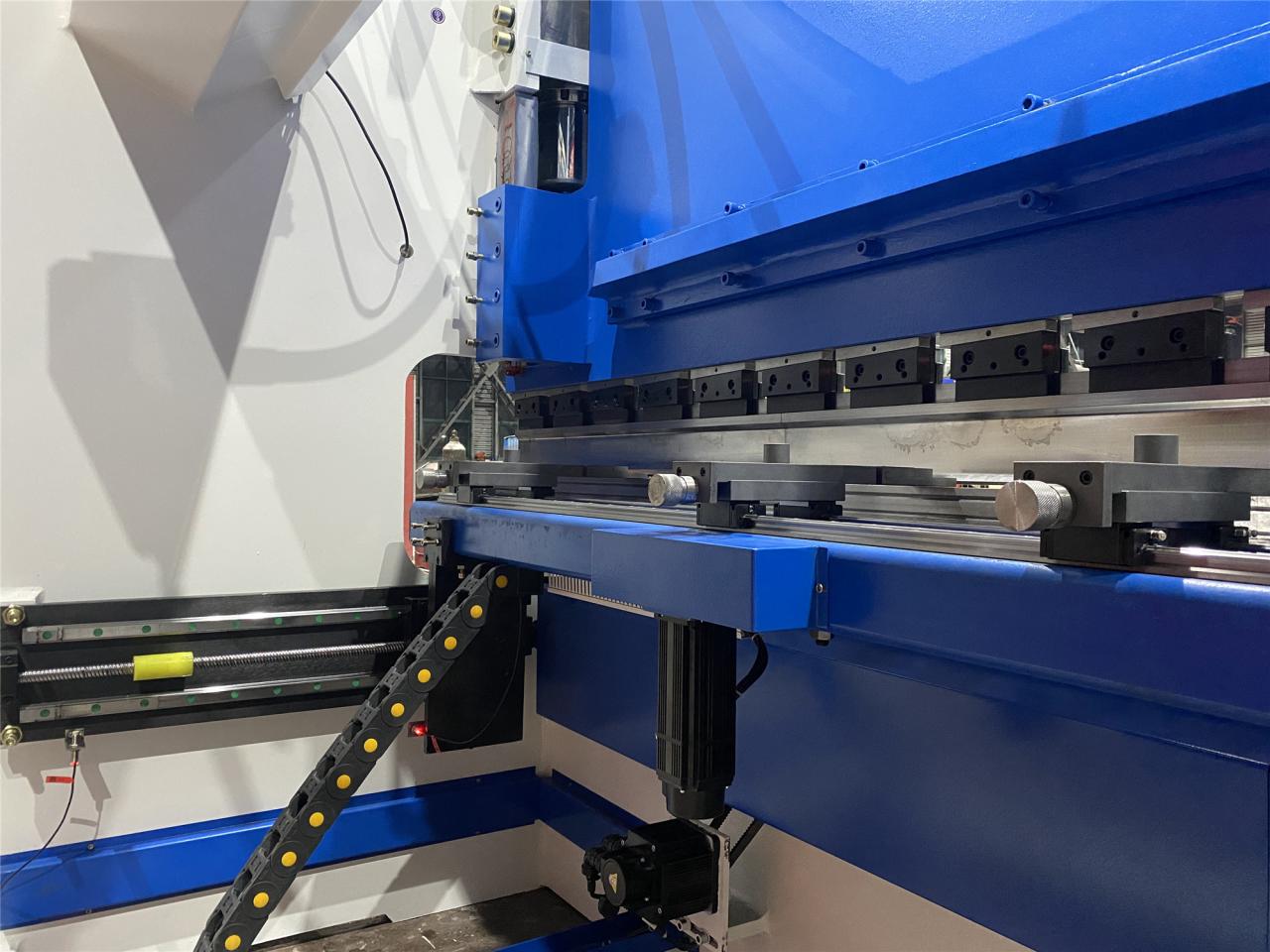 160t-4000 4-अक्ष सीएनसी हाइड्रोलिक झुकने मशीन प्रेस ब्रेक