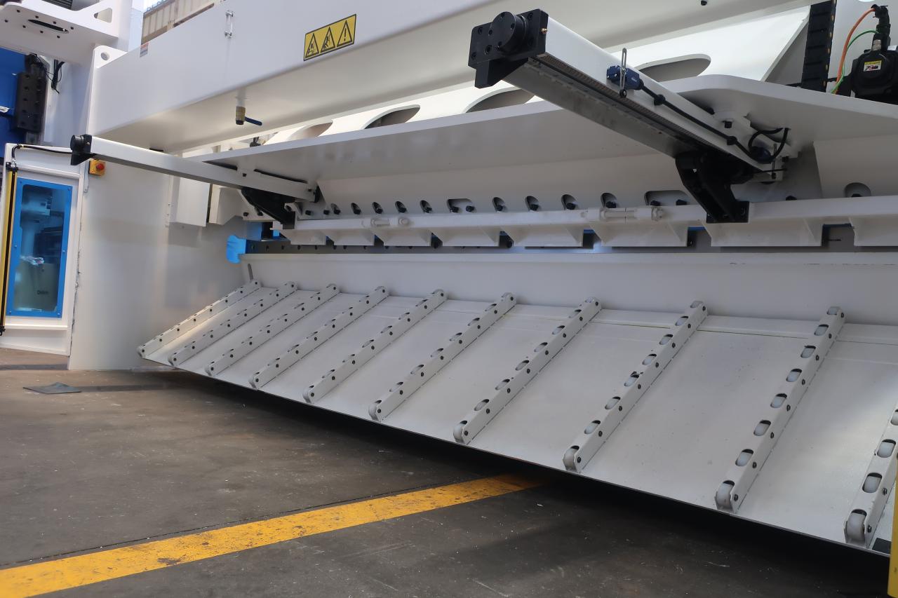 शीट धातु काटने के लिए 16 मिमी हाइड्रोलिक गिलोटिन बाल काटना मशीन 6 मीटर