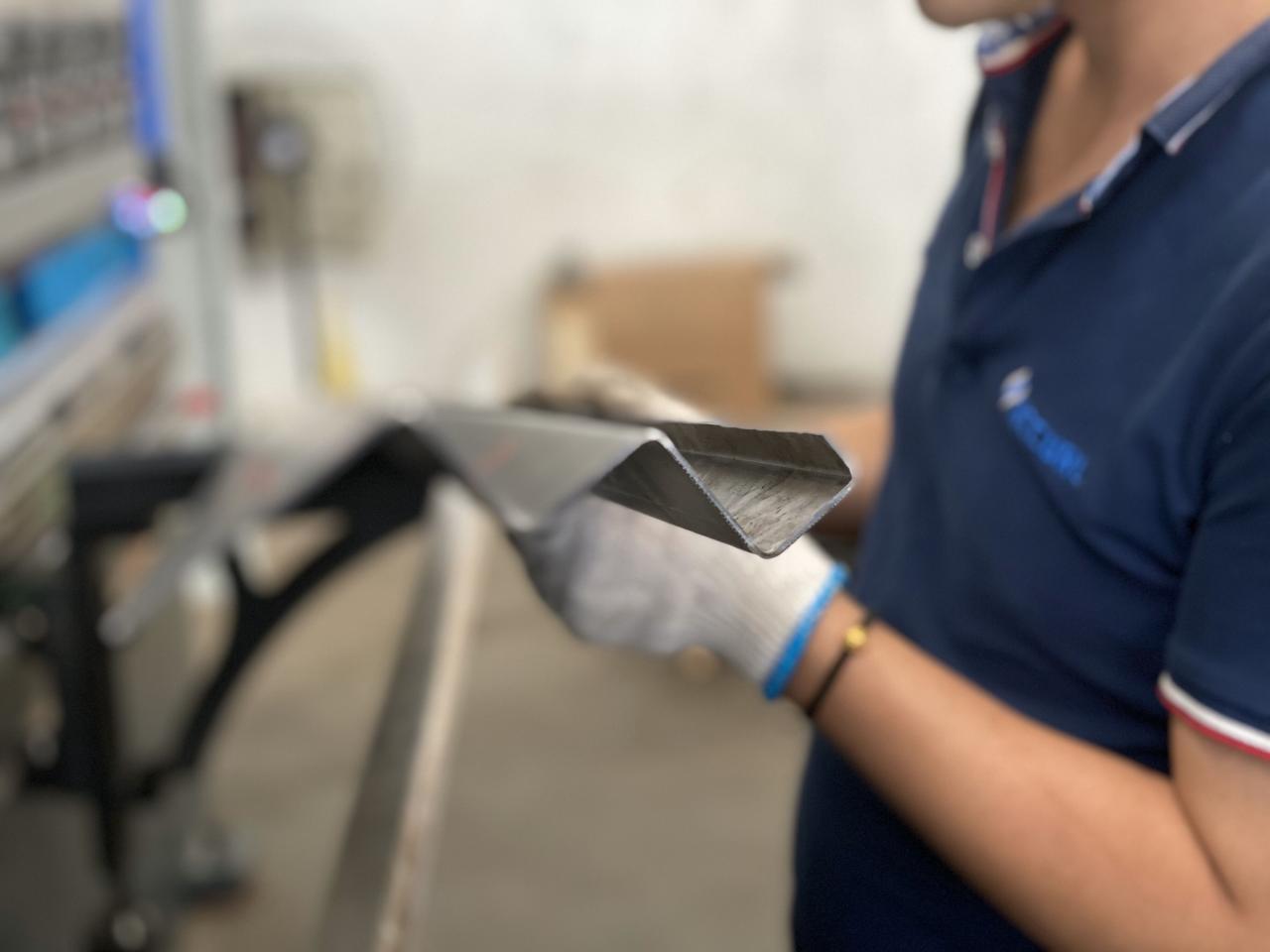 16mm Hydraulic Guillotine Shearing Machine For Sheet Metal Cutting 6 Meters शीट धातु काटने के लिए 16 मिमी हाइड्रोलिक गिलोटिन बाल काटना मशीन 6 मीटर