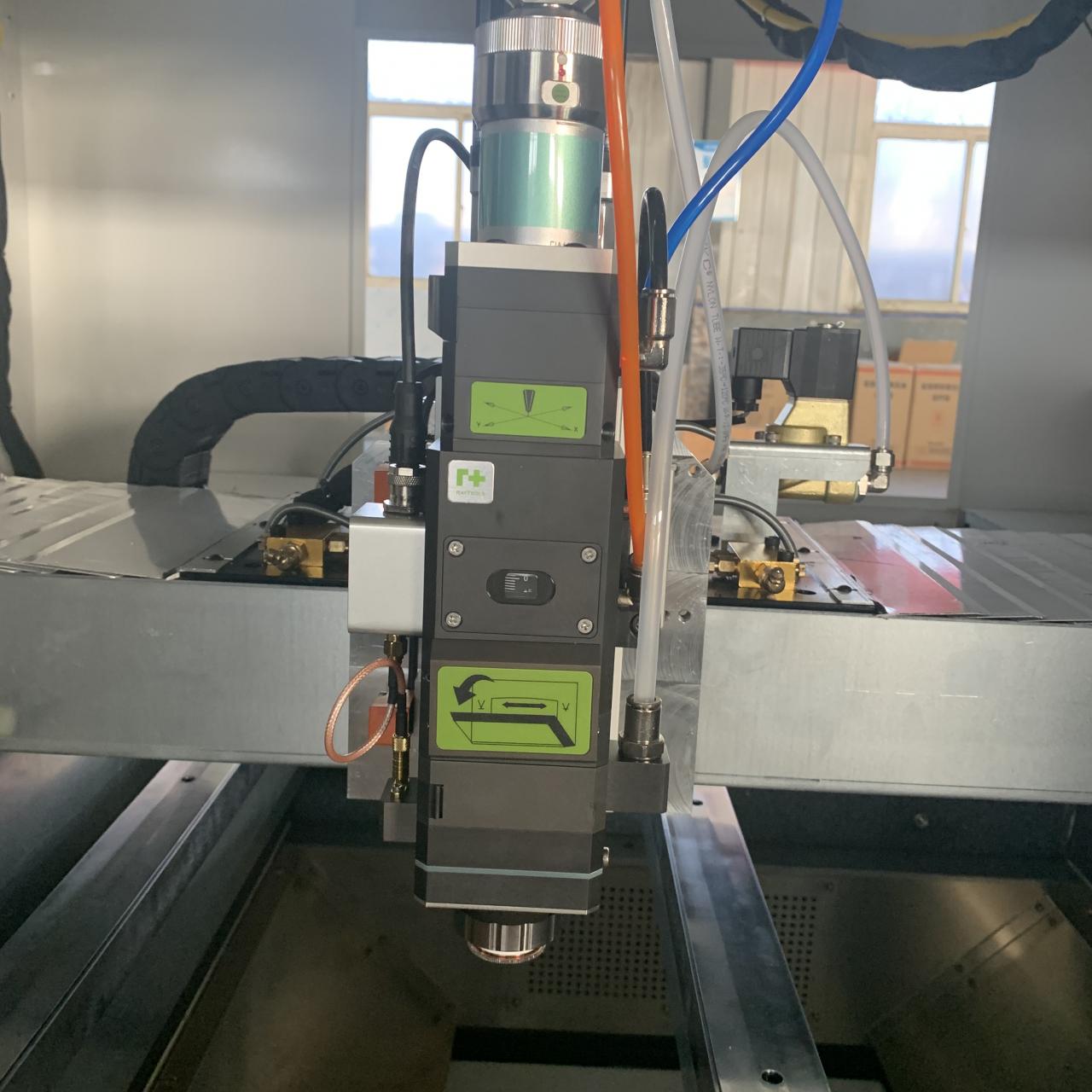 1kw 2kw Good Price Fiber Laser Cutting Machine For Sheet Metal शीट धातु के लिए 1kw 2kw अच्छी कीमत फाइबर लेजर काटने की मशीन