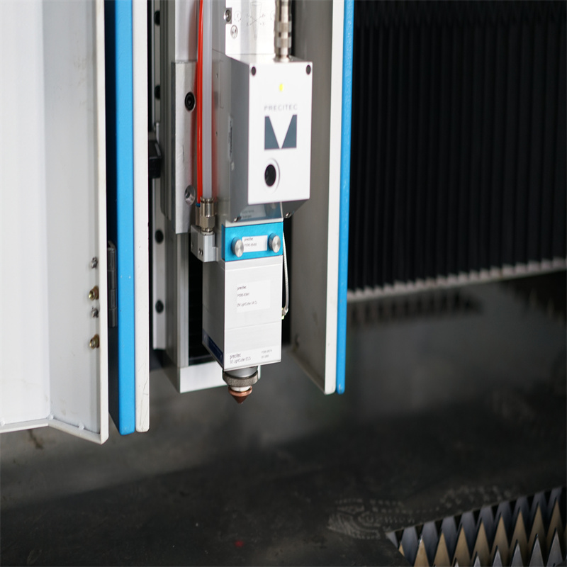 2000w धातु लेजर कटर सीएनसी शीट धातु फाइबर लेजर काटने की मशीन