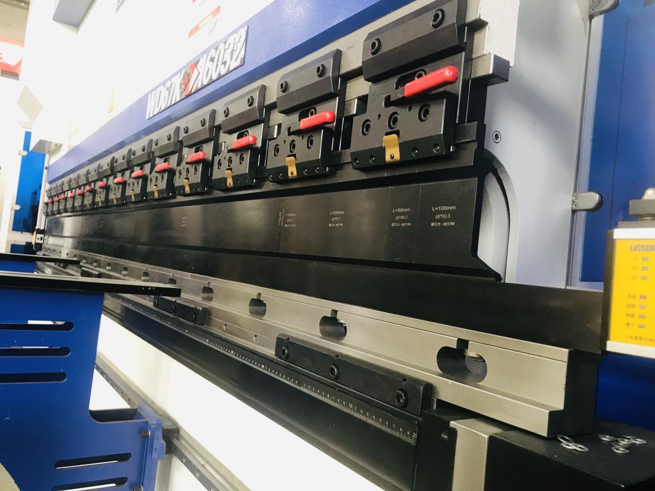 200t 300t मानक औद्योगिक प्रेस ब्रेक सीएनसी हाइड्रोलिक प्रेस ब्रेक मशीन