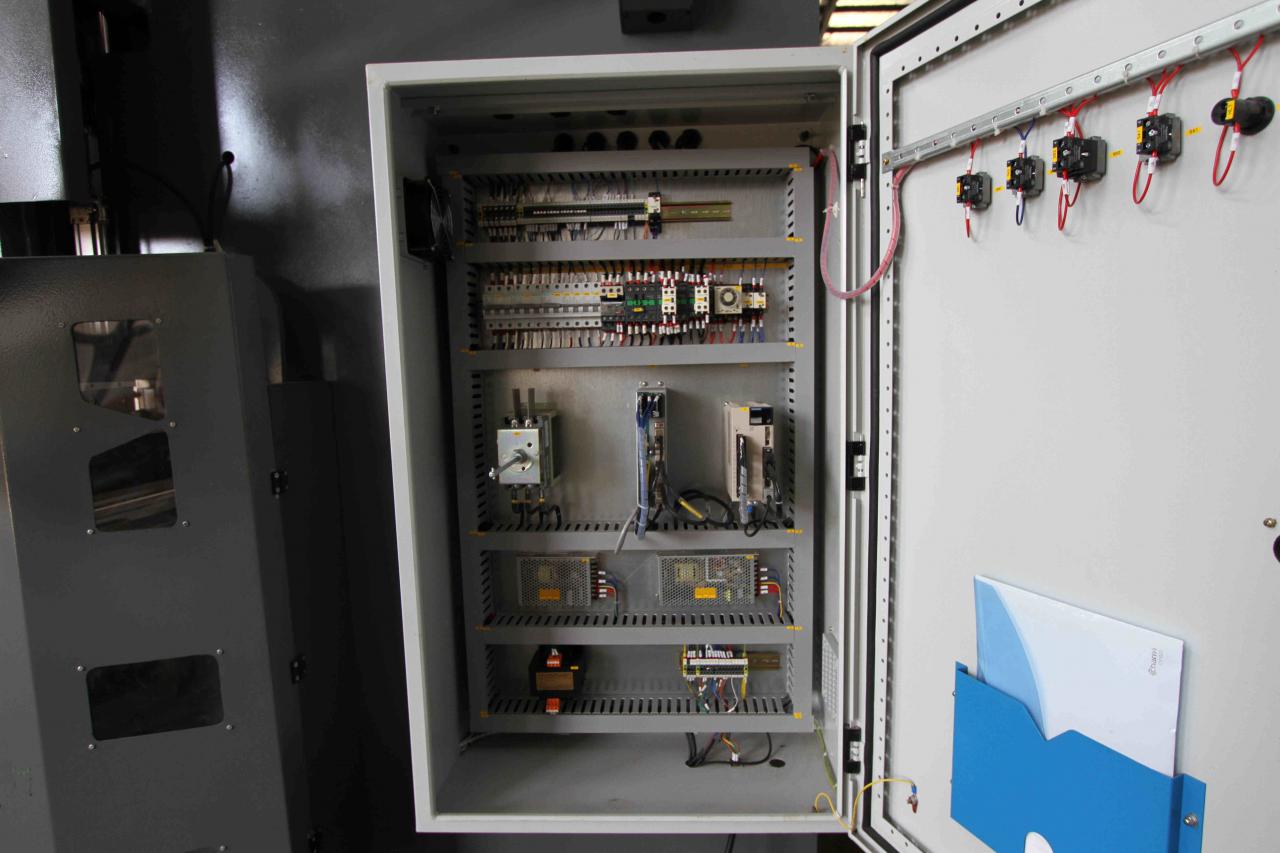 200t 300t मानक औद्योगिक प्रेस ब्रेक सीएनसी हाइड्रोलिक प्रेस ब्रेक मशीन