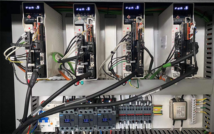 3015 Fiber Laser Cutting Machine For High-Speed Cutting Of 1-6mm Metal Materials 3015 फाइबर लेजर काटने की मशीन 1-6 मिमी धातु सामग्री की उच्च गति काटने के लिए