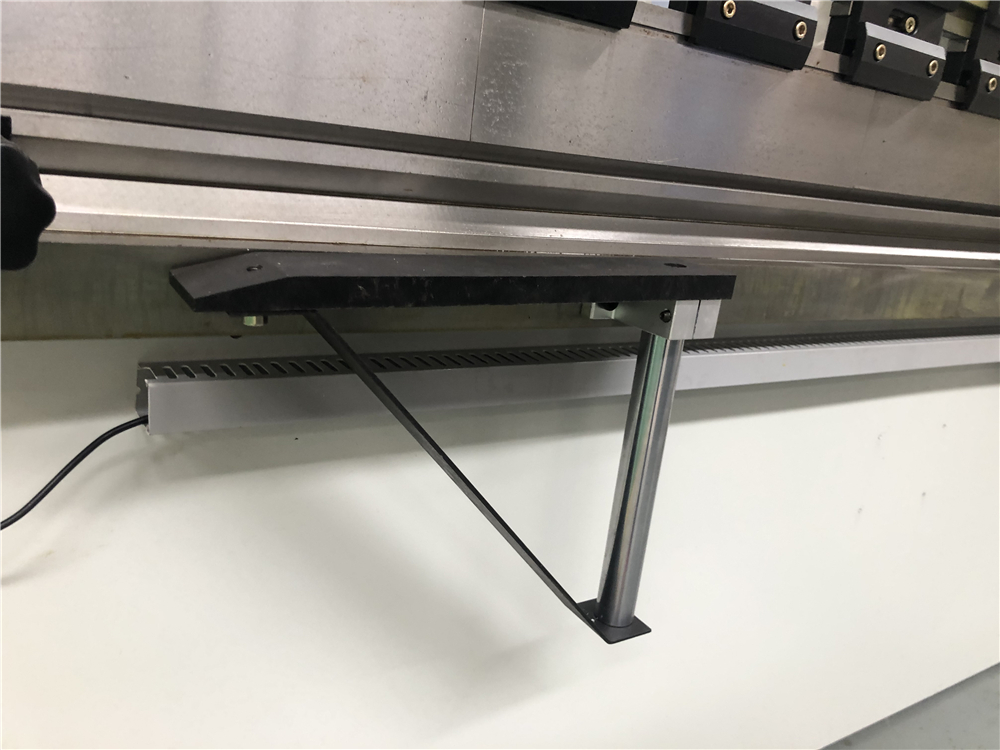 3+1 Axis Cnc Hydraulic Press Brake With Esa System ईएसए सिस्टम के साथ 3+1 एक्सिस सीएनसी हाइड्रोलिक प्रेस ब्रेक