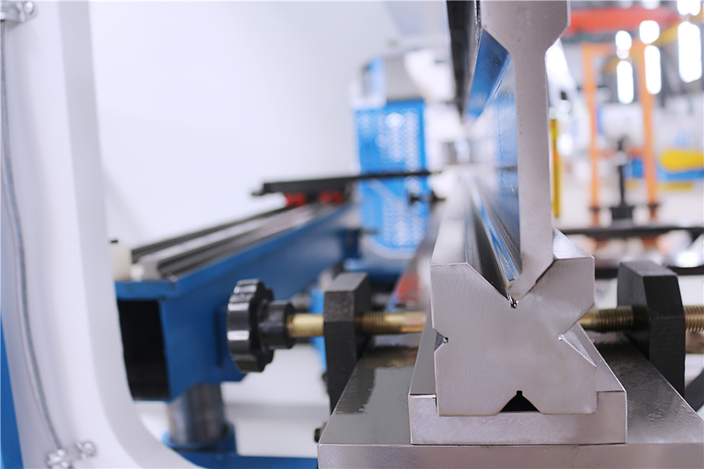 3+1 Axis Cnc Hydraulic Press Brake With Esa System ईएसए सिस्टम के साथ 3+1 एक्सिस सीएनसी हाइड्रोलिक प्रेस ब्रेक