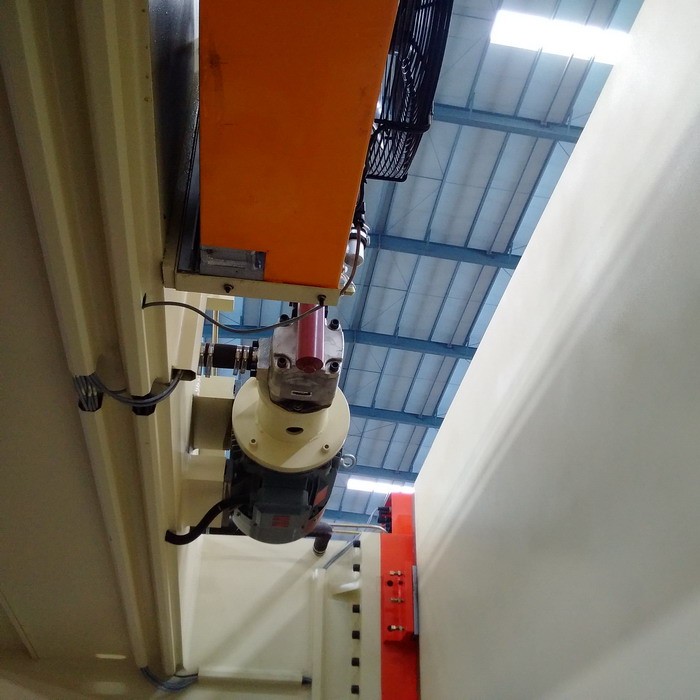 4 Axis Cnc Tandem Press Brake With Delem Da58t 2d Graphical Controller डेलेम Da58t 2d ग्राफिकल कंट्रोलर के साथ 4 एक्सिस सीएनसी टेंडेम प्रेस ब्रेक