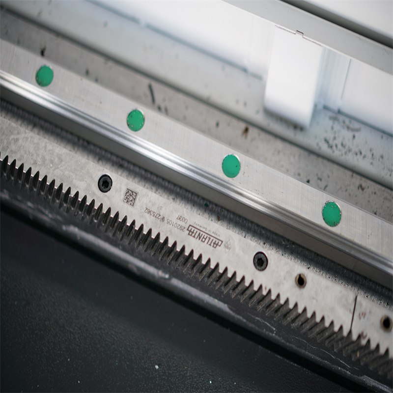 500W 1500W 4Kw फाइबर लेजर कटिंग मशीन शीट मेटल लेजर कटर 2000Watt 3kw