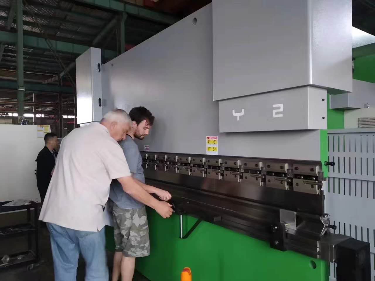 63 Ton Metal Steel Sheet Plate Bending Machine Cnc Hydraulic Press Brake For Metal Working धातु कार्य के लिए 63 टन धातु स्टील शीट प्लेट झुकने मशीन सीएनसी हाइड्रोलिक प्रेस ब्रेक