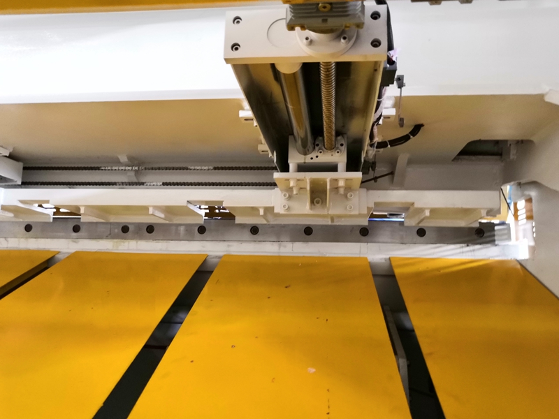 6mm Q11 Electric Sheet Plate Shearing Machine 8 Feet Sheet Metal Shearing Machine 6 मिमी Q11 इलेक्ट्रिक शीट प्लेट बाल काटना मशीन 8 फीट शीट धातु बाल काटना मशीन