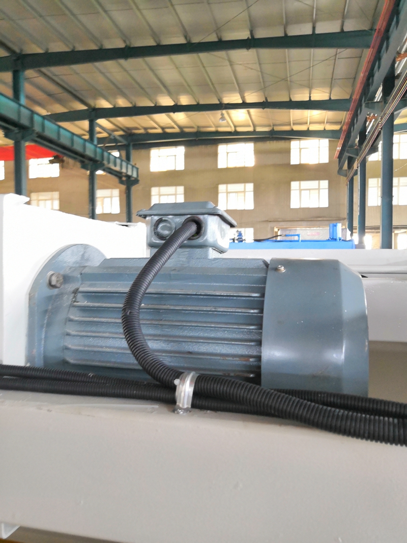 6mm Q11 Electric Sheet Plate Shearing Machine 8 Feet Sheet Metal Shearing Machine 6 मिमी Q11 इलेक्ट्रिक शीट प्लेट बाल काटना मशीन 8 फीट शीट धातु बाल काटना मशीन