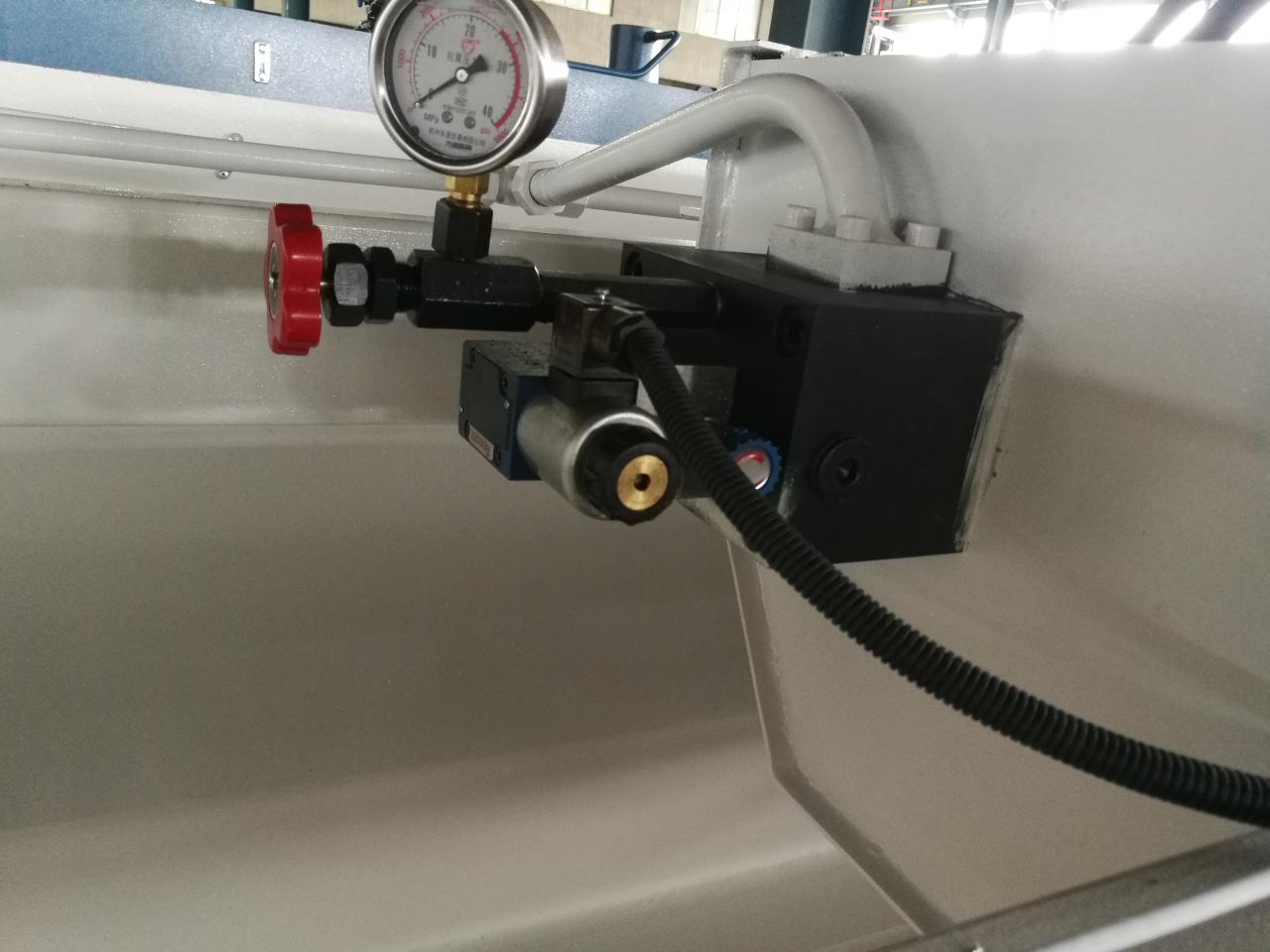 6mm Q11 Electric Sheet Plate Shearing Machine 8 Feet Sheet Metal Shearing Machine 6 मिमी Q11 इलेक्ट्रिक शीट प्लेट बाल काटना मशीन 8 फीट शीट धातु बाल काटना मशीन