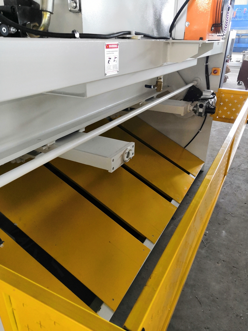 6mm Q11 Electric Sheet Plate Shearing Machine 8 Feet Sheet Metal Shearing Machine 6 मिमी Q11 इलेक्ट्रिक शीट प्लेट बाल काटना मशीन 8 फीट शीट धातु बाल काटना मशीन