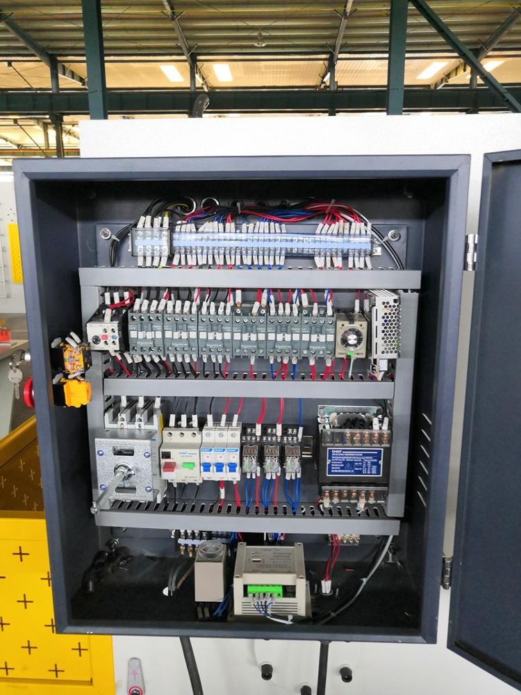 6mm Q11 Electric Sheet Plate Shearing Machine 8 Feet Sheet Metal Shearing Machine 6 मिमी Q11 इलेक्ट्रिक शीट प्लेट बाल काटना मशीन 8 फीट शीट धातु बाल काटना मशीन