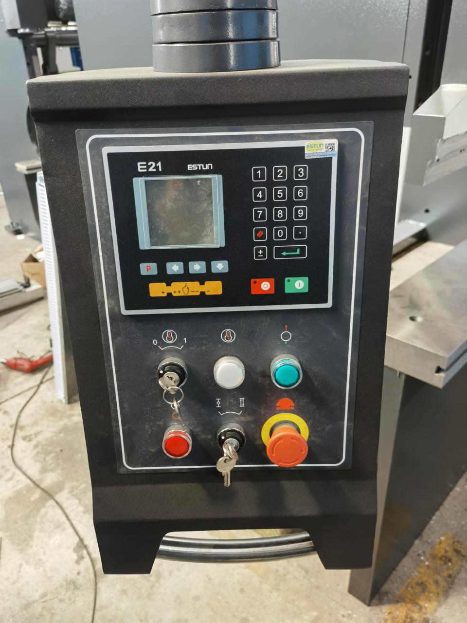 6x3200mm स्टेनलेस स्टील प्लेट काटने की मशीन, स्वचालित आयरन शीट बाल काटना मशीन