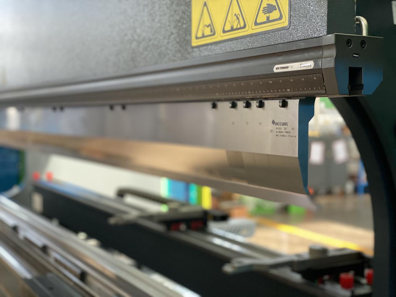 China 220t Cnc Bending Machine 6+1 Axis Hydraulic Press Brake Price चीन 220t सीएनसी झुकने मशीन 6 + 1 एक्सिस हाइड्रोलिक प्रेस ब्रेक मूल्य