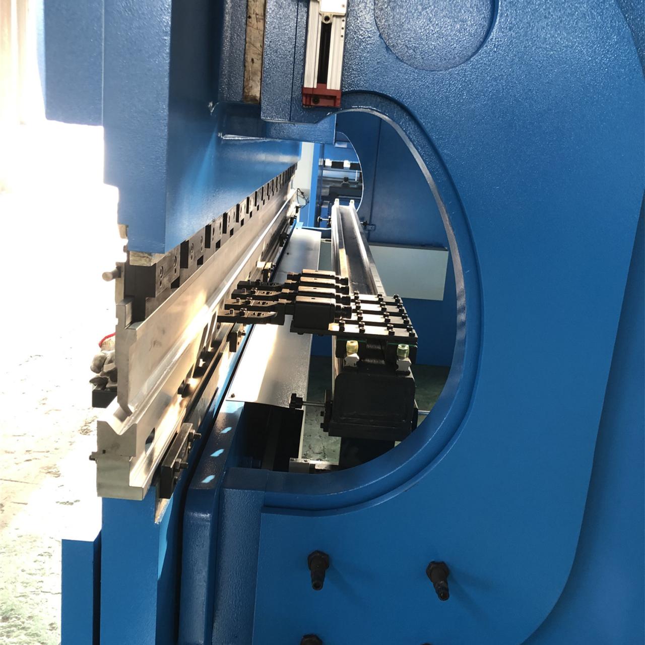 Da53t Cnc System Controller 125t4000 3+1 Axis Cnc Hydraulic Press Brake With Good Quality अच्छी गुणवत्ता के साथ Da53t सीएनसी सिस्टम कंट्रोलर 125t4000 3 + 1 एक्सिस सीएनसी हाइड्रोलिक प्रेस ब्रेक