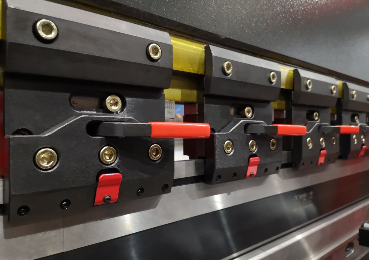 Delem Da66t 125 3+1 4+1 6+1 8+1 Cnc Hydraulic Press Brake For Metal Plate Bending डेलेम Da66t 125 3+1 4+1 6+1 8+1 सीएनसी हाइड्रोलिक प्रेस ब्रेक धातु प्लेट झुकने के लिए