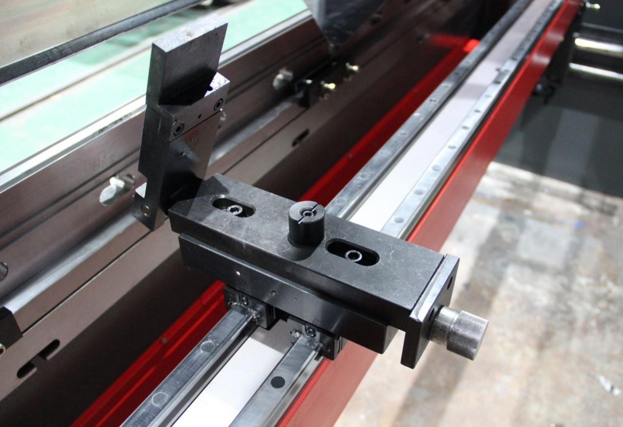 Delem Da66t 125 3+1 4+1 6+1 8+1 Cnc Hydraulic Press Brake For Metal Plate Bending डेलेम Da66t 125 3+1 4+1 6+1 8+1 सीएनसी हाइड्रोलिक प्रेस ब्रेक धातु प्लेट झुकने के लिए