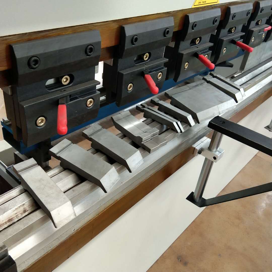 130t/3200mm 4+1 एक्सिस डेलेम Da53t सीएनसी प्रेस ब्रेक का हाइड्रोलिक प्रेस ब्रेक