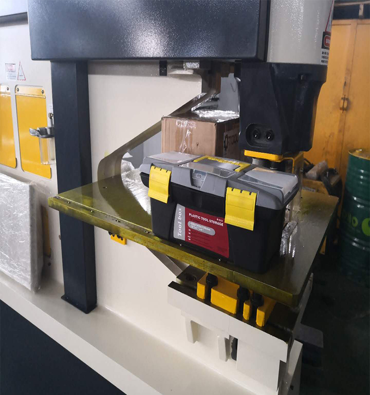 Metal Cutting Hydraulic Steelworkers Machine For Punching Cropping Notching Cutting धातु काटना हाइड्रोलिक स्टीलवर्क मशीन पंचिंग क्रॉपिंग नॉटिंग कटिंग के लिए