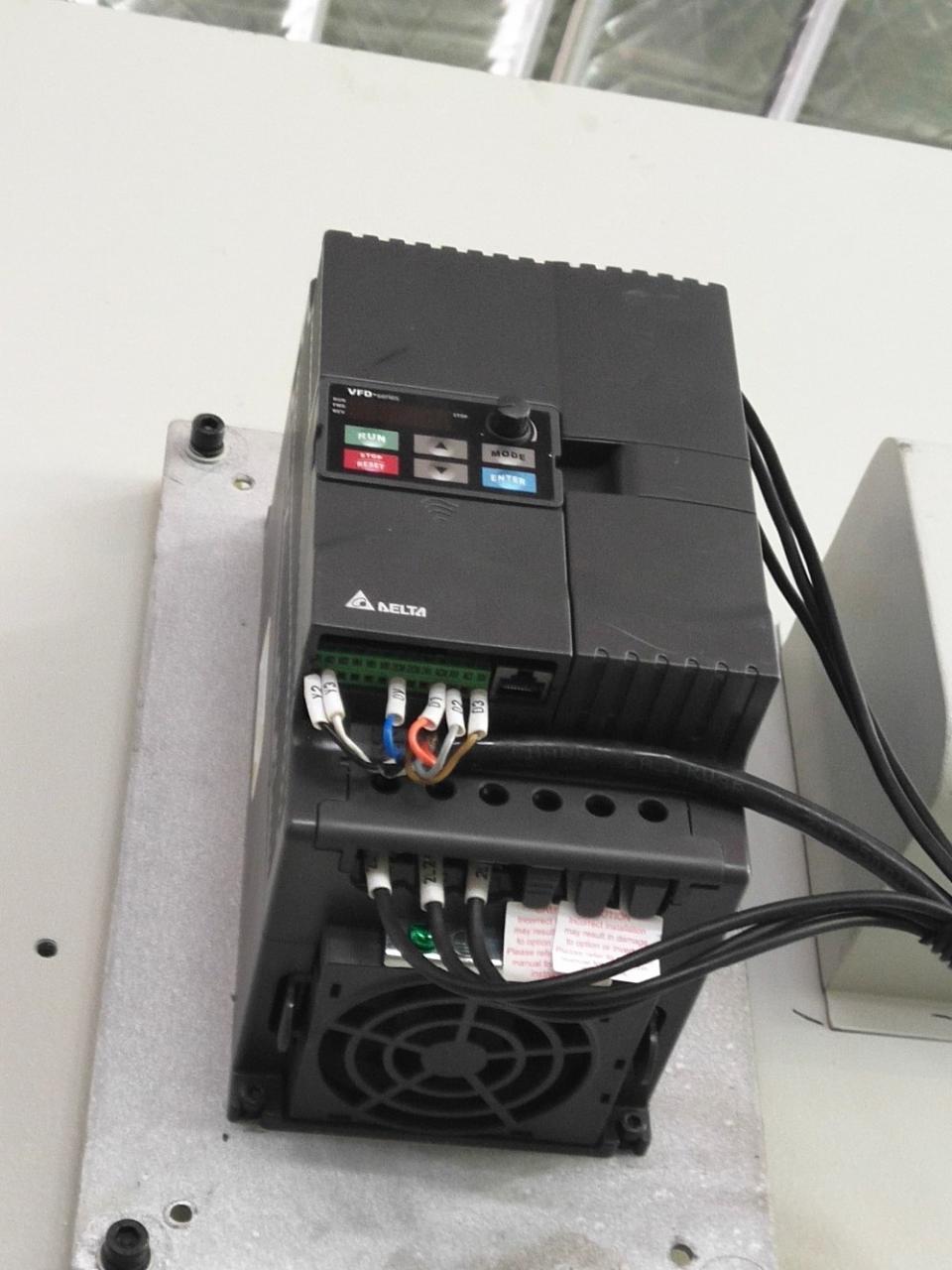 वायवीय घर्षण क्लच उच्च प्रदर्शन पंच प्रेस मशीन