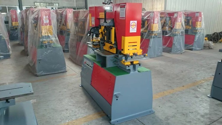 Q35y Series Multifunctional Hydraulic Iron Worker Combined Shearing And Punching Machine Q35y सीरीज मल्टीफंक्शनल हाइड्रोलिक आयरन वर्कर कंबाइंड शीयरिंग एंड पंचिंग मशीन