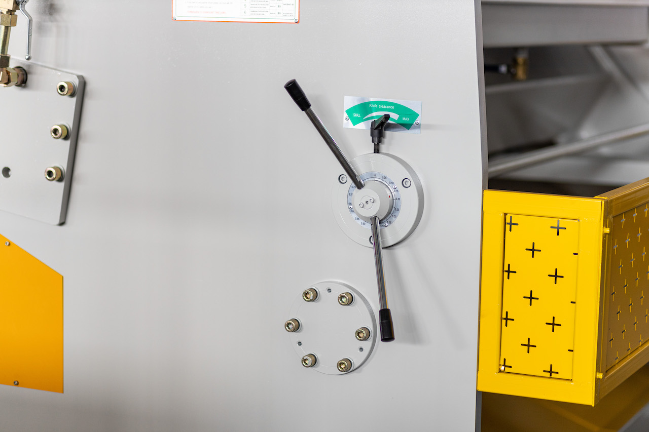 Qc11y 8x3200 शीट मेटल शीयरिंग मशीन स्टील प्लेट हाइड्रोलिक शीयरिंग मशीन