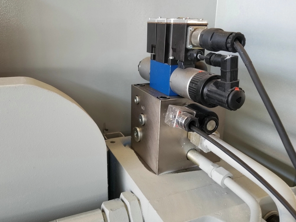 आयरन मेटल स्टील प्लेट के लिए Wc67k 100 टन 200 टन हाइड्रोलिक सीएनसी प्रेस ब्रेक मशीन