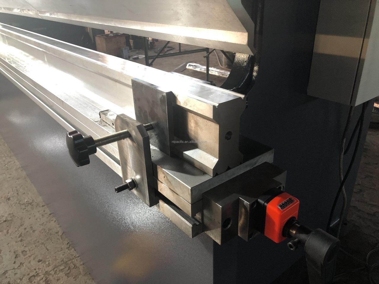 Wc67k Cnc Aluminum Iron Plate Hydraulic Press Brake Cnc Metal Sheet Bending Machine Wc67k सीएनसी एल्यूमिनियम आयरन प्लेट हाइड्रोलिक प्रेस ब्रेक सीएनसी धातु शीट झुकने मशीन