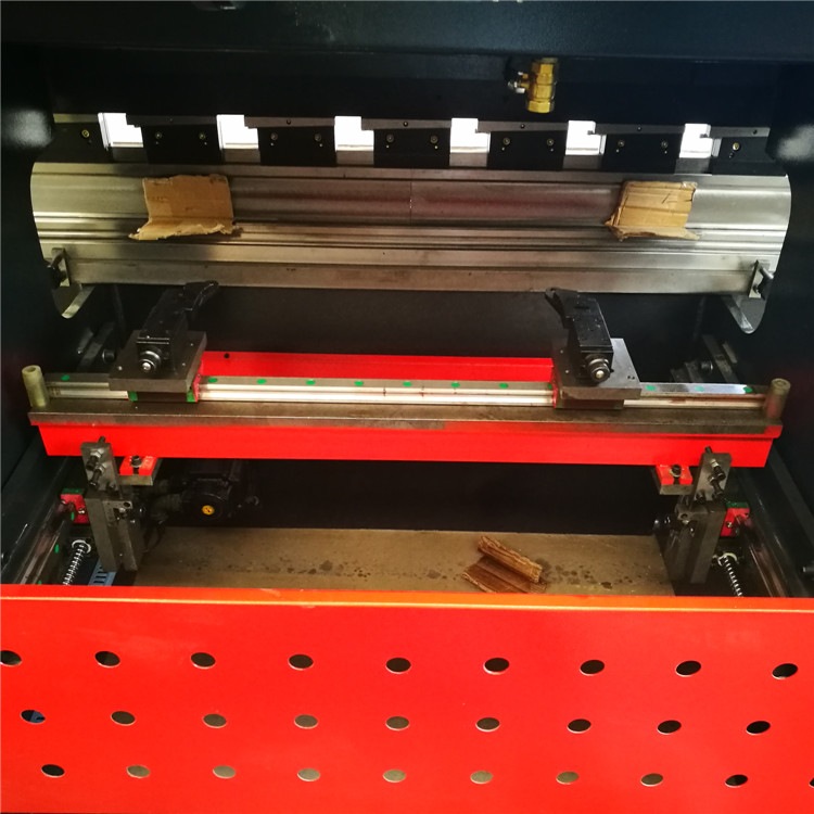 Wc67y-160 4000 Hydraulic Press Brake Cnc Metal Bending Machine For 4000mm Width Steel Wc67y-160 4000 हाइड्रोलिक प्रेस ब्रेक सीएनसी धातु झुकने मशीन 4000 मिमी चौड़ाई स्टील के लिए:
