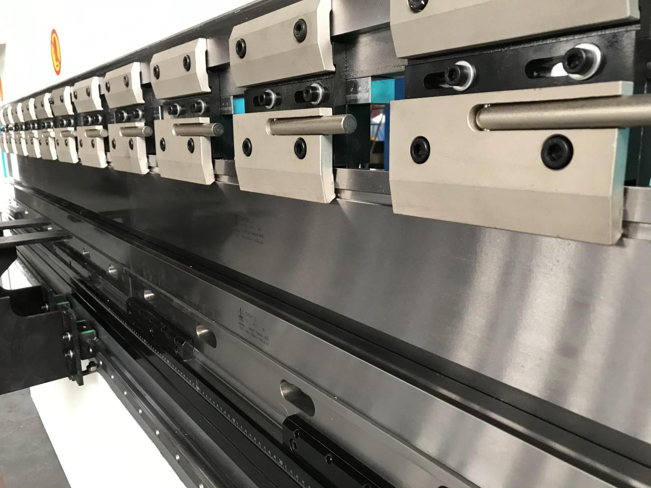 Wc67y-65/2500 ओम हाइड्रोलिक प्रेस ब्रेक मशीन स्टील झुकने मशीन